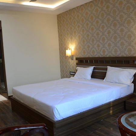 Puja Residency Hotel Varanasi Eksteriør billede