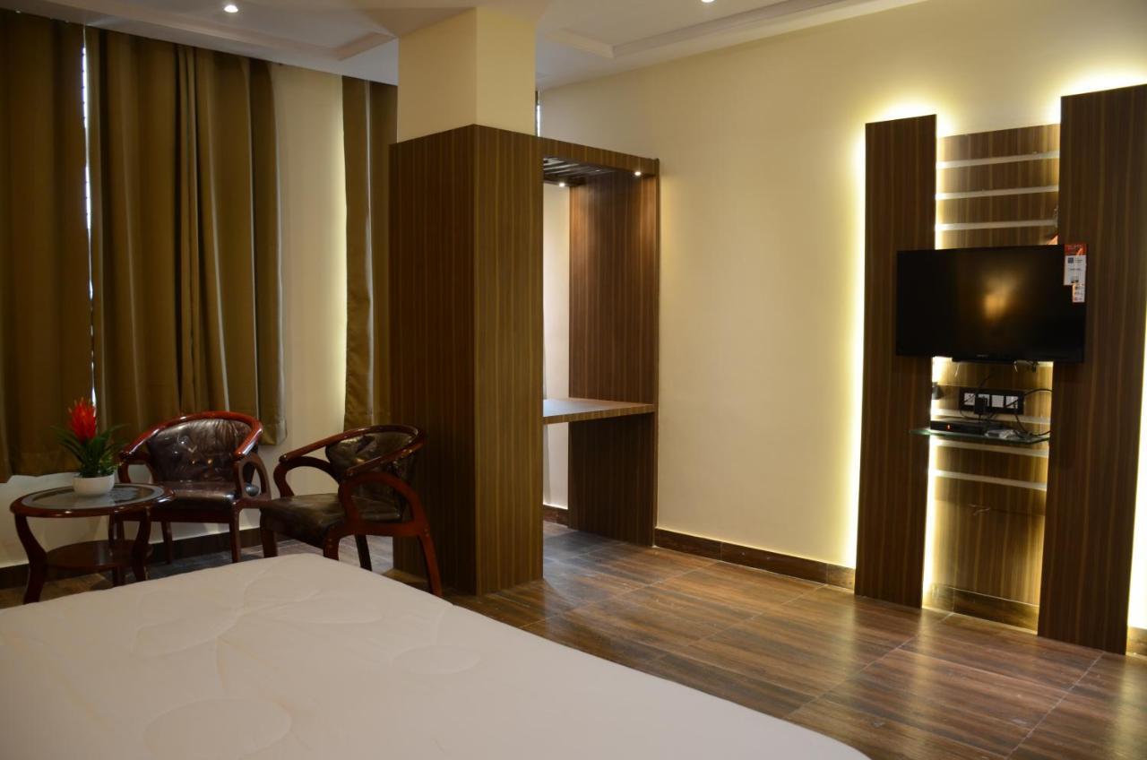 Puja Residency Hotel Varanasi Eksteriør billede