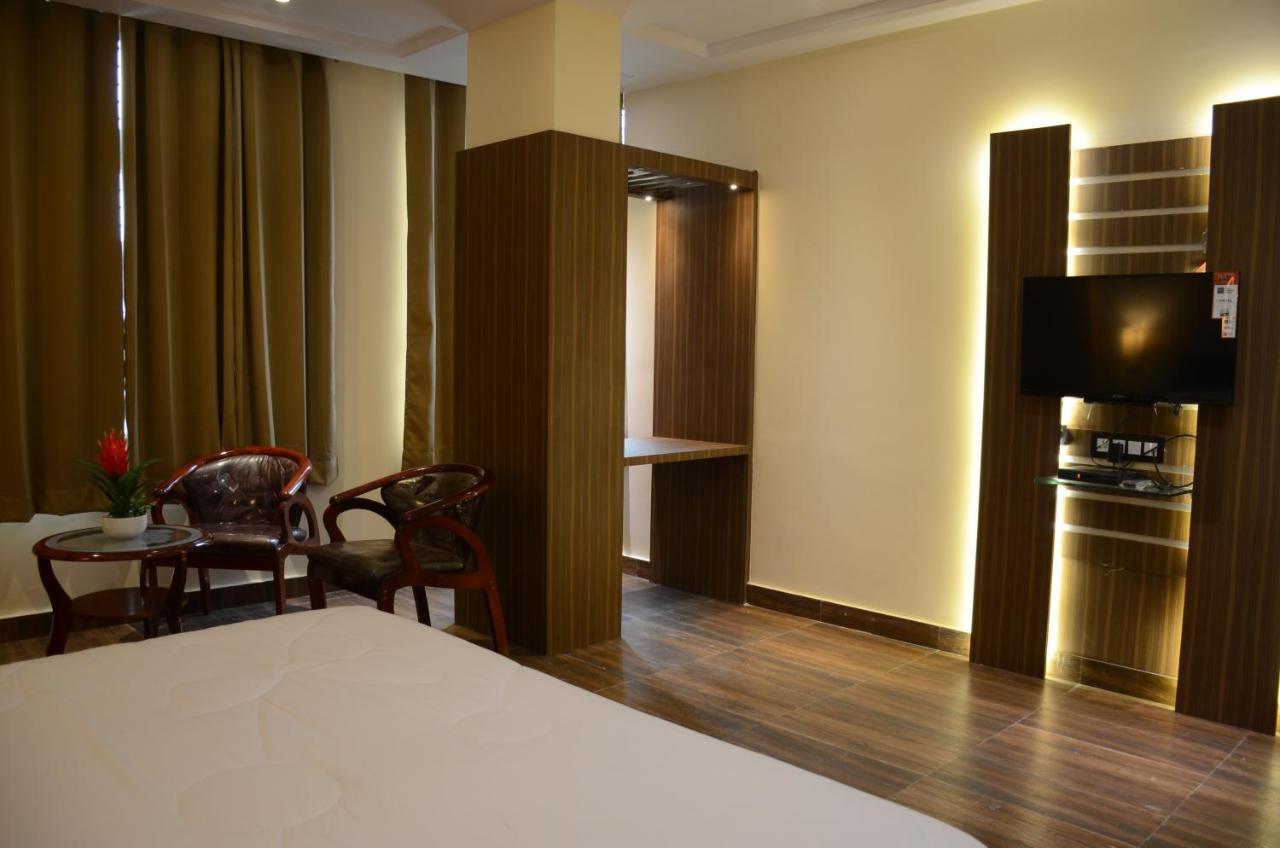 Puja Residency Hotel Varanasi Eksteriør billede